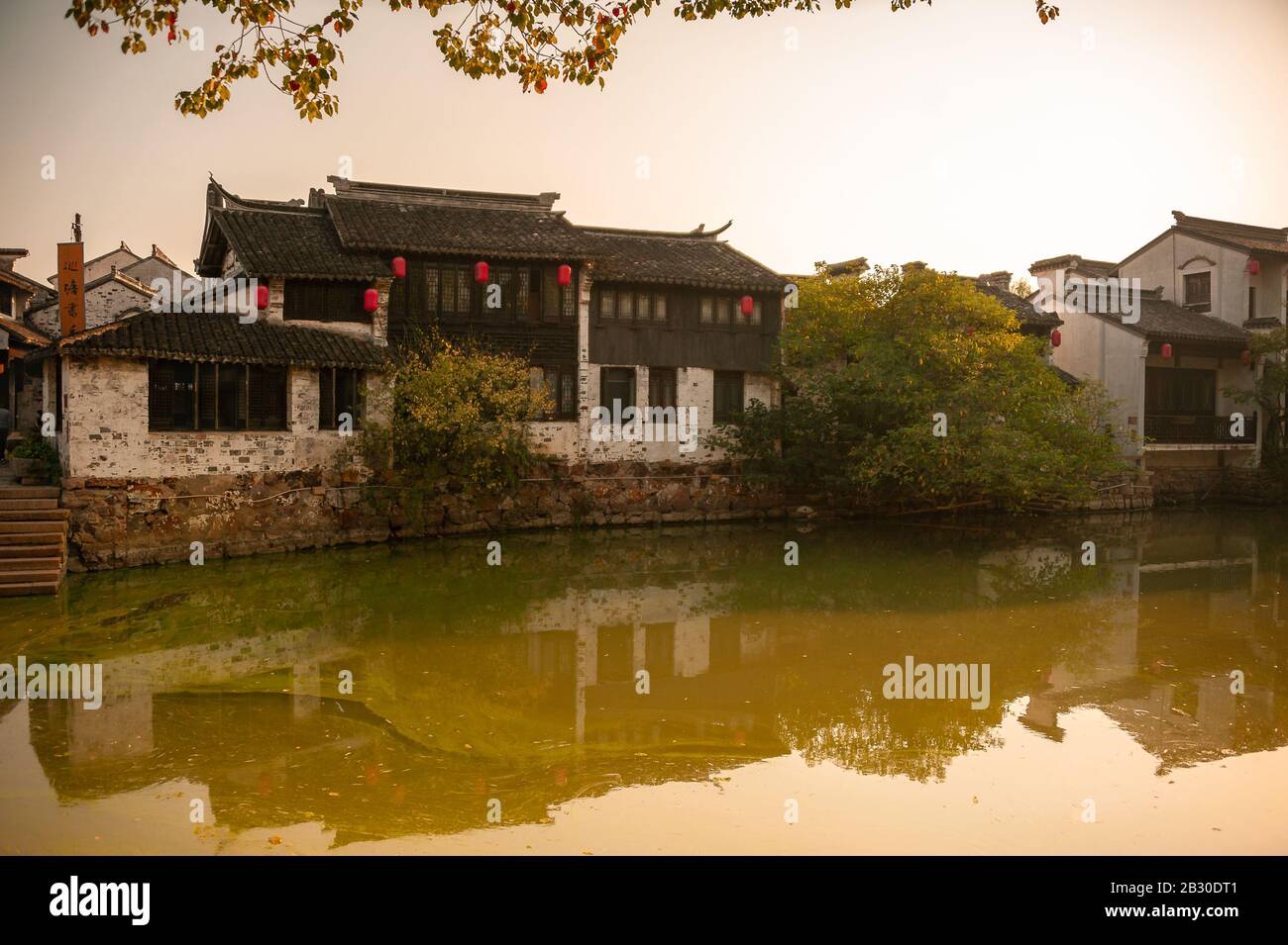 Wuxi, Chine - octobre 2019 : ancien village aquatique chinois dans la province du Jiangsu au coucher du soleil. Banque D'Images