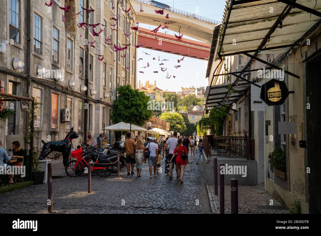 Les touristes et les visiteurs qui descendent dans le célèbre quartier d'art de LX Factory à Lisbonne Banque D'Images