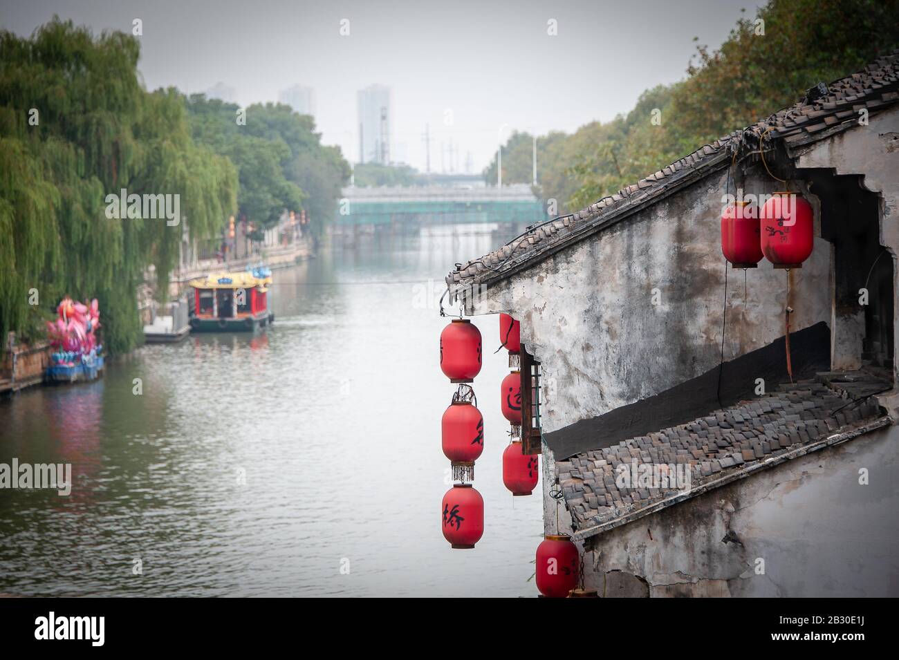 Wuxi, Chine - Octobre 2019 : Ancienne Ville, Wuxi, Province Du Jiangsu. Les lanternes chinoises sont accrochés à un bâtiment ancien le long du Grand Canal - Chine Banque D'Images