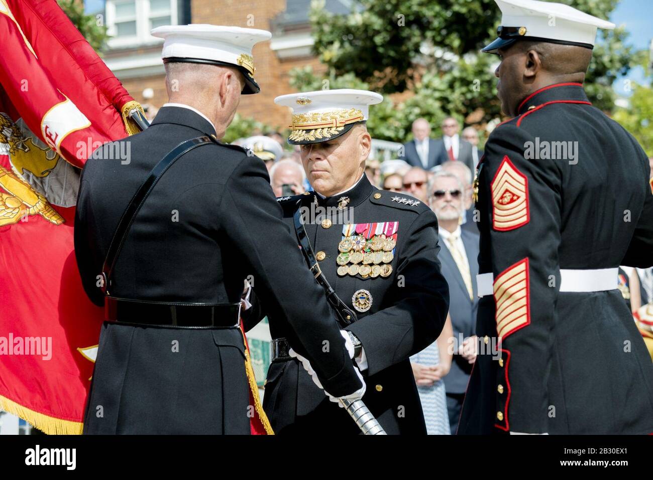 Le général Robert B. Neller prend le drapeau. Banque D'Images