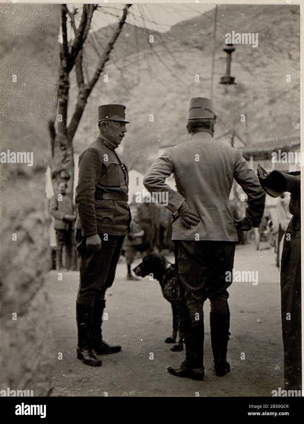 G.Obst. Von KÖVESS im Gespräch mit Oberst ZUBER (Bgd. Der 24.Gebirgs Brigade.) Aufgenommen anlässlich einer Inspizierungsreise nach Skutari in Rjeka am 13. März 1916. Banque D'Images