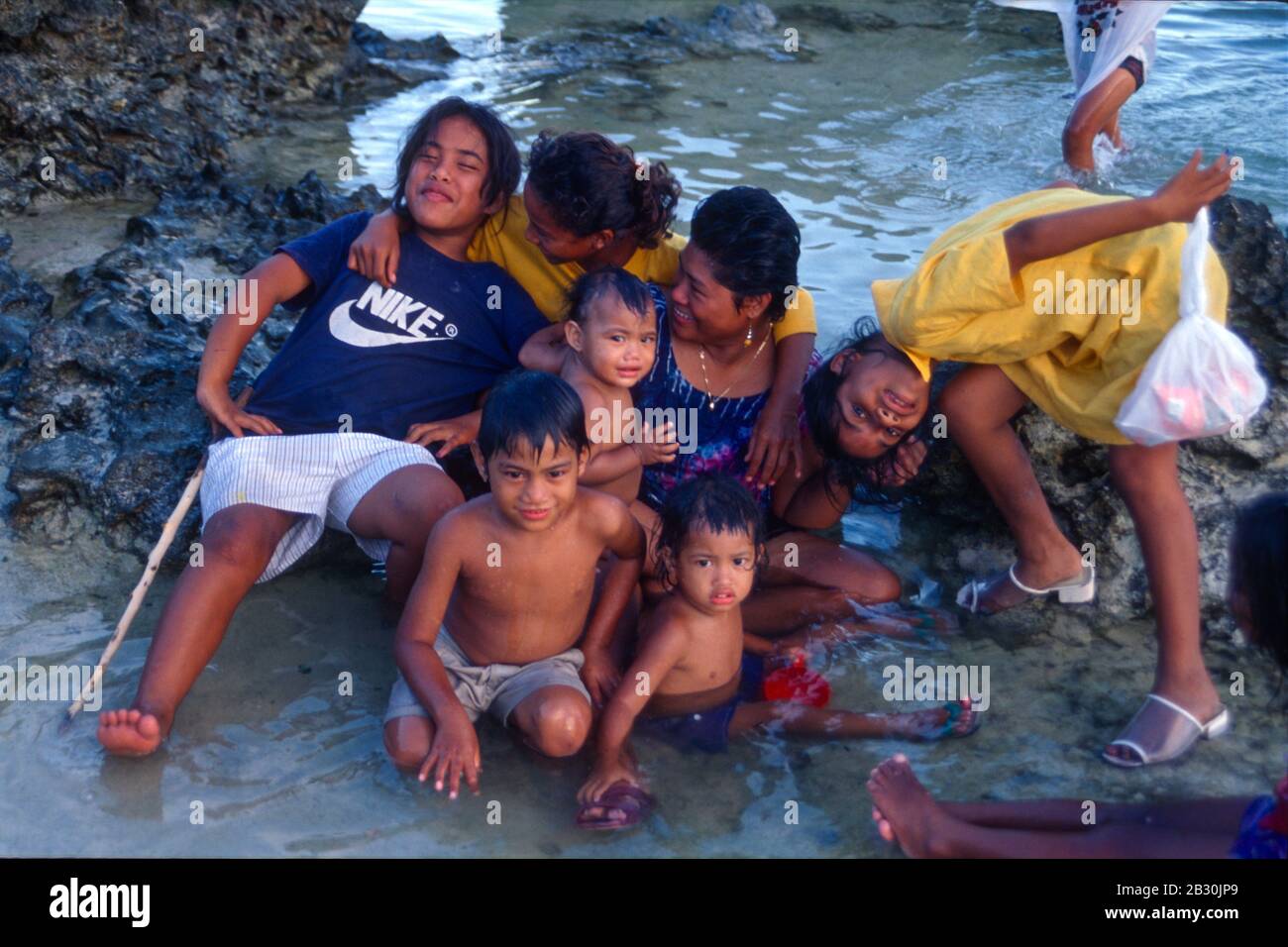 Groupe d'enfants jouant sur la rive, République de Nauru, Pacifique central Banque D'Images