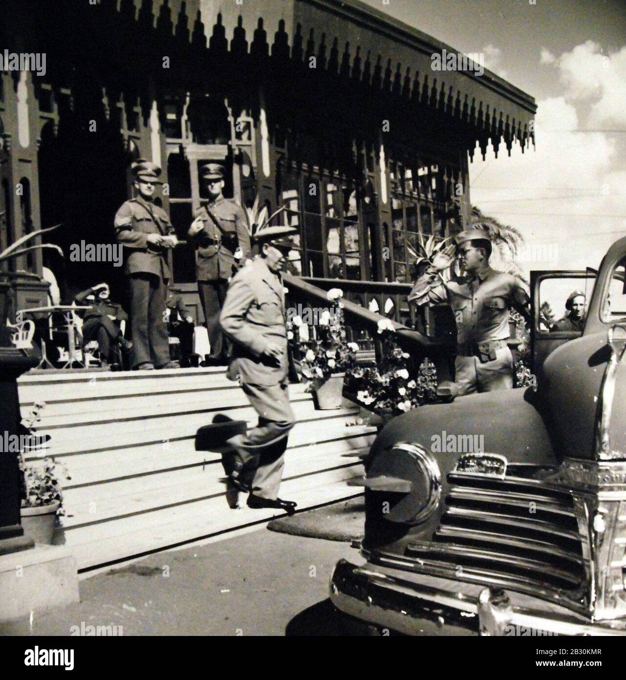 Le général George C. Marshall quitte la conférence à Mena House, le Caire, Egypte, 1943 (24375161586). Banque D'Images