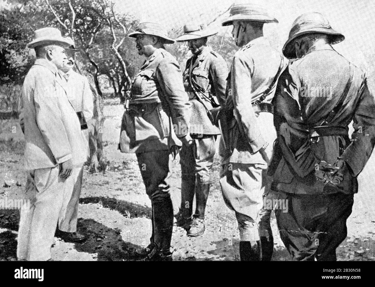 Général Louis Botha im Gespräch mit dem Bürgermeister von Windhuk bei Übergabe der Stadt im Mai 1915. Banque D'Images
