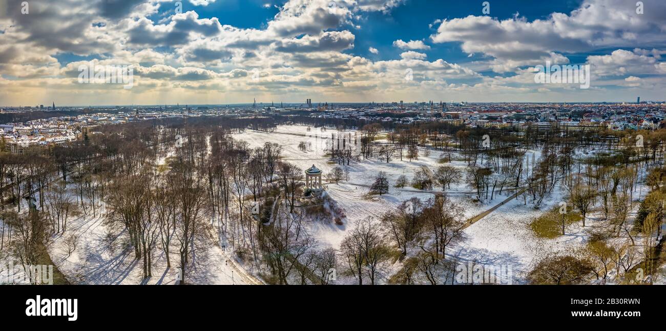 Englischer Garten en hiver à Munich, en Allemagne, filmé par un drone. Banque D'Images