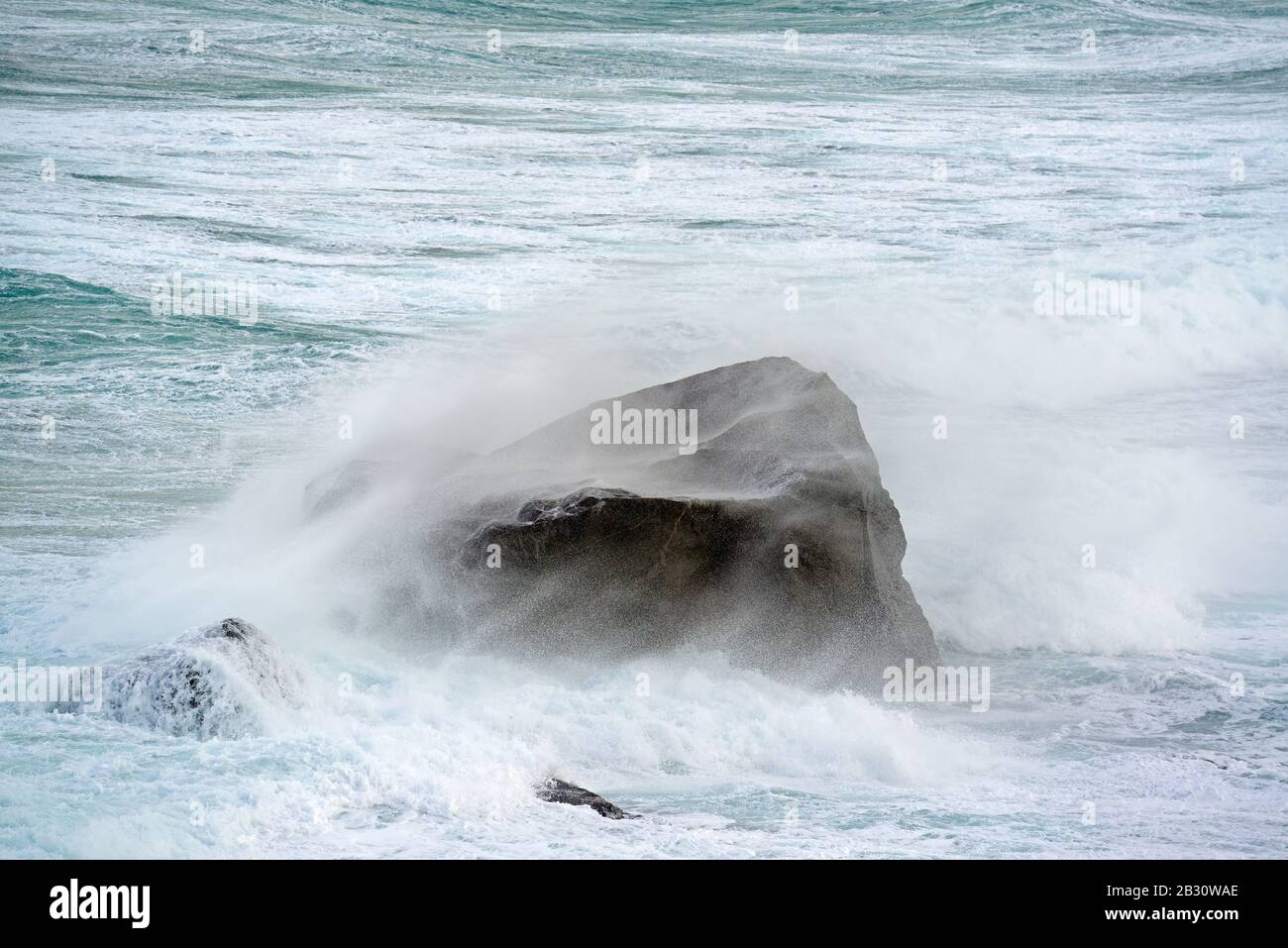 Un rocher dans un océan de tempête, Lofoten, Norvège Banque D'Images