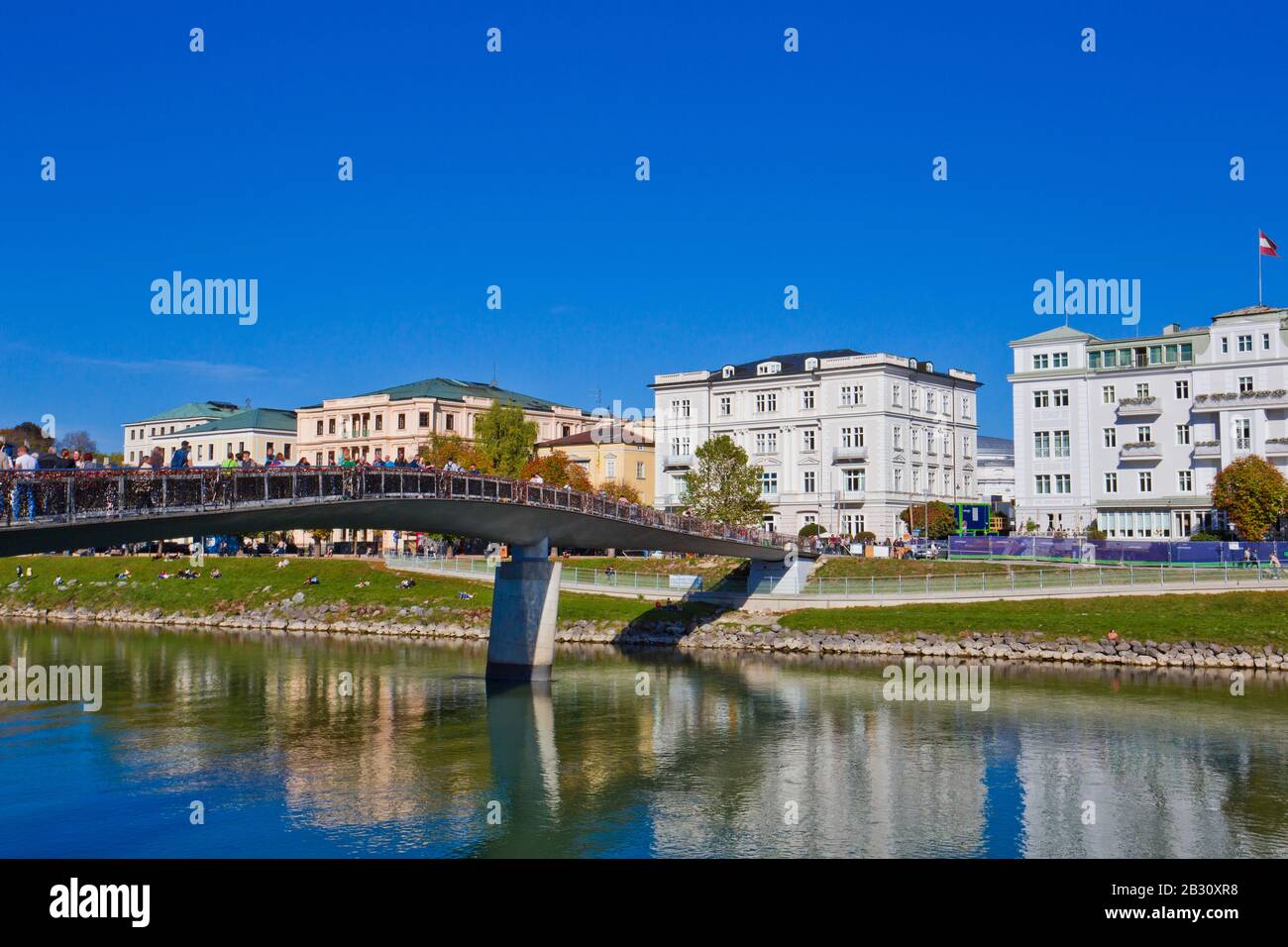 Pont de Makartsteg avec les écluses d'amour au-dessus de la rivière Salzach à Salzbourg, en Autriche. Banque D'Images