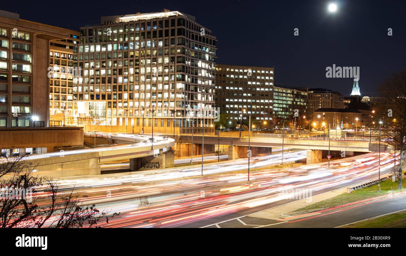Interstate 395 à travers le centre-ville de Washington D.C. vue sur une nuit animée, longue exposition. Banque D'Images