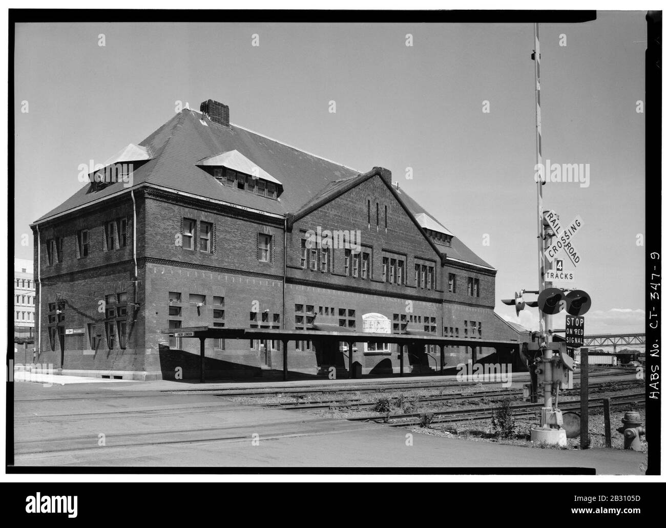 VUE GÉNÉRALE SUR LA FAÇADE OUEST (GAUCHE) ET LA FAÇADE SUD CÔTÉ VOIE (DROITE) - NEW LONDON RAILROAD STATION. Banque D'Images