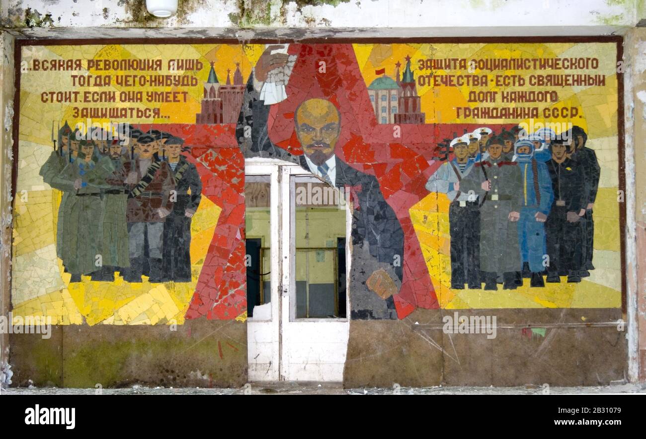 Lénine murale à la base sous-marine soviétique abandonnée sur l'île de Simushir, les îles Kuril, l'Extrême-Orient russe Banque D'Images