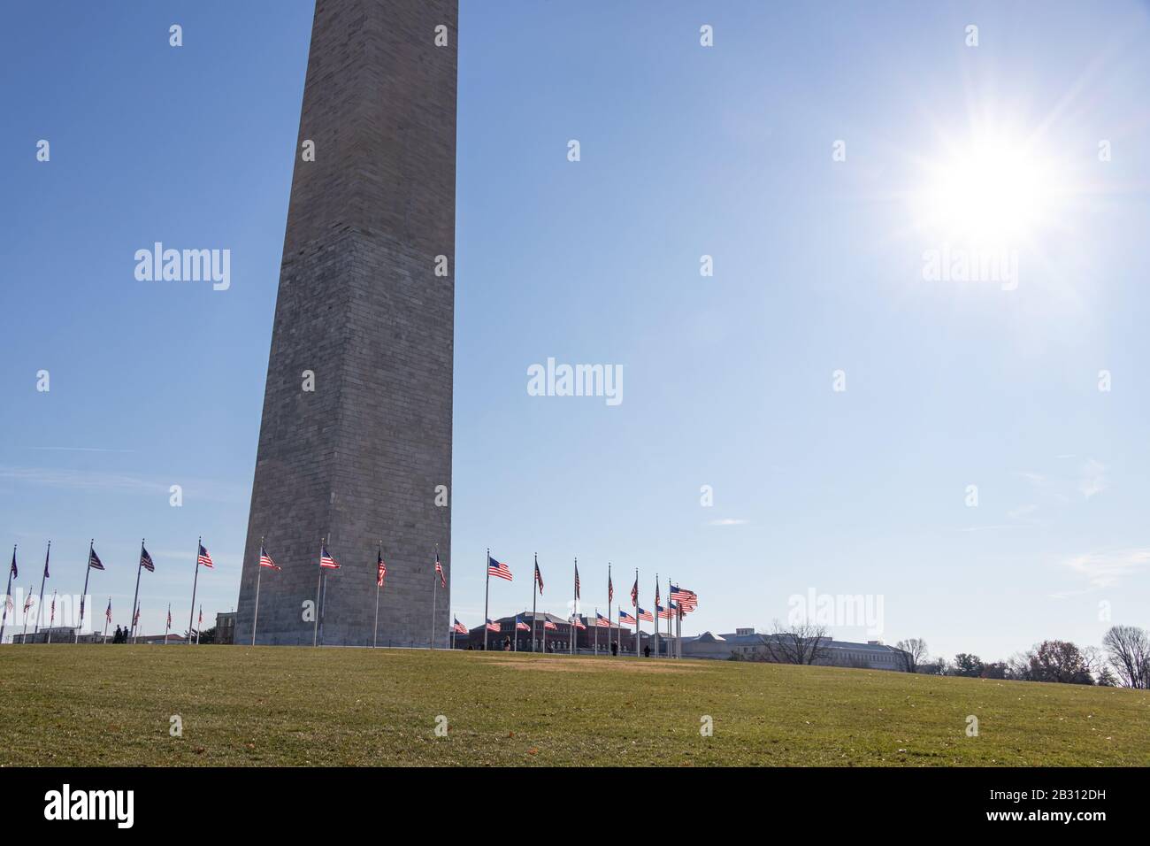 Soleil brillant sur le Washington Monument le jour clair à D.C. Banque D'Images