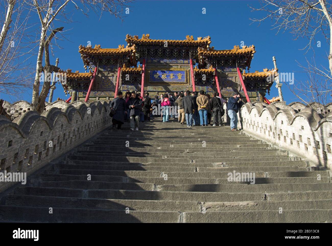 Descendant les escaliers du temple de Pusading, Wutaishan, province de Shanxi, Chine Banque D'Images