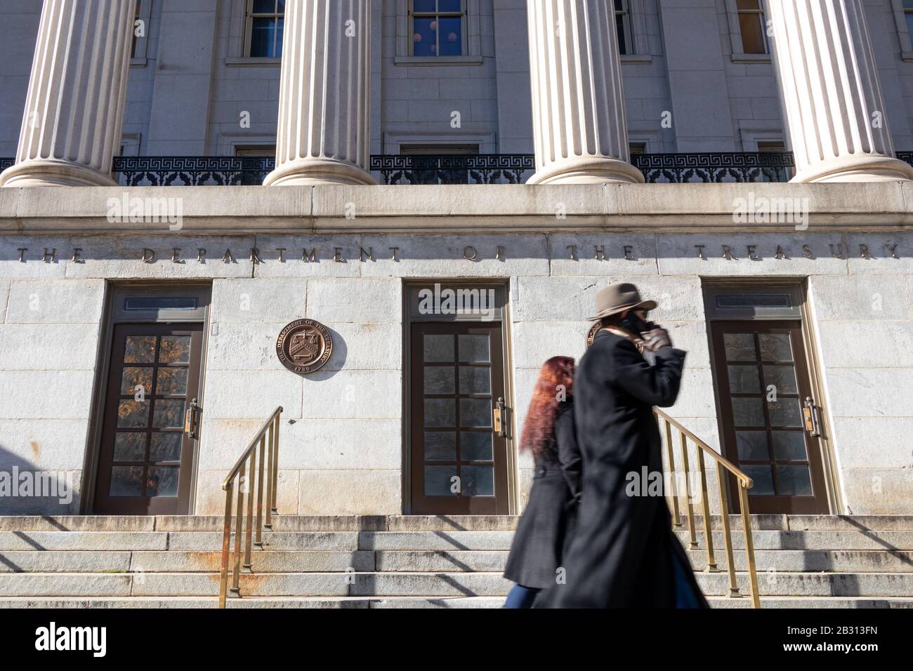 Signez et scellez à une entrée du département américain du Trésor le jour ensoleillé dans le centre-ville de Washington, D.C. Banque D'Images