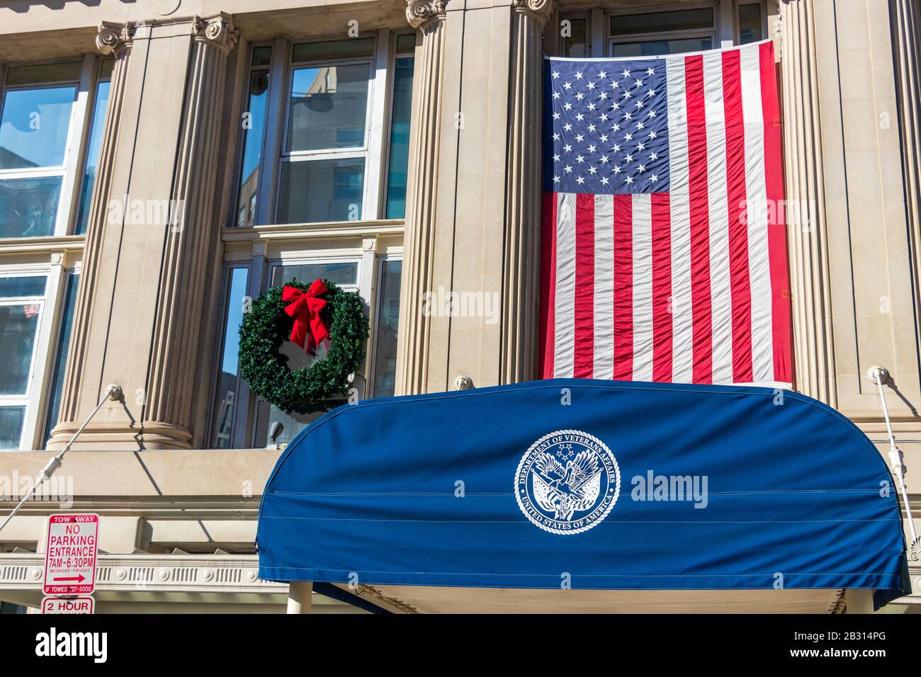 Sceau du ministère américain des Anciens combattants à l'entrée de leur bureau à D.C. le drapeau américain a vu pendre ci-dessus. Banque D'Images