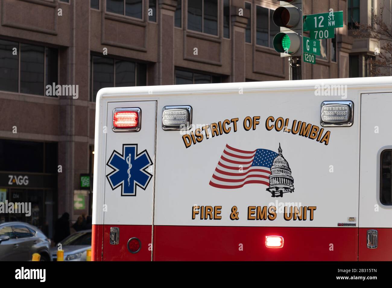 District de Columbia Fire et logo EMS sur le côté de l'ambulance sur place dans le centre-ville de Washington, D.C. Banque D'Images