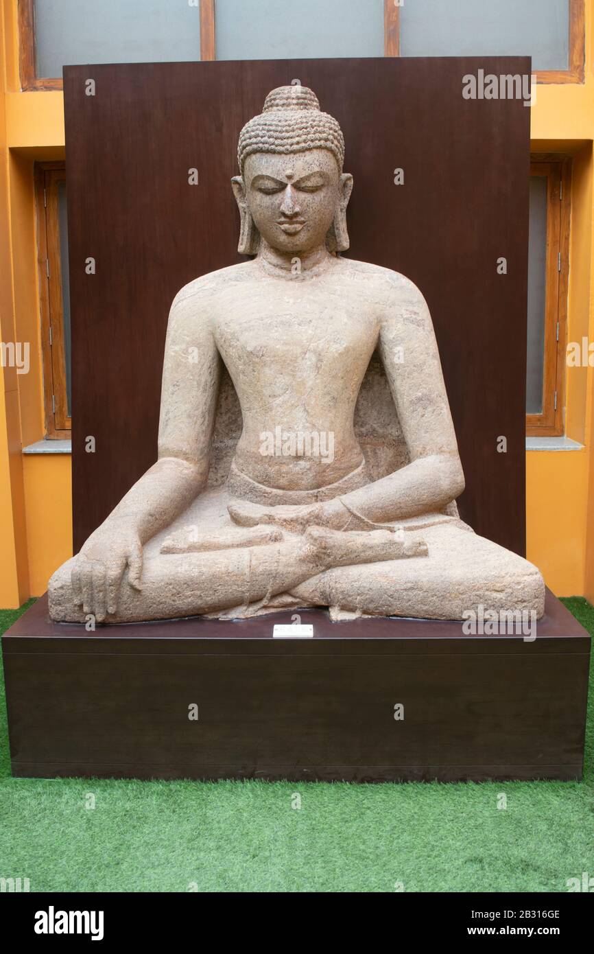 Inde, Orissa, Udayagiri, décembre 2019, Sculpture de Bouddha assis à Padmasana, IXe siècle après Jésus-Christ Banque D'Images