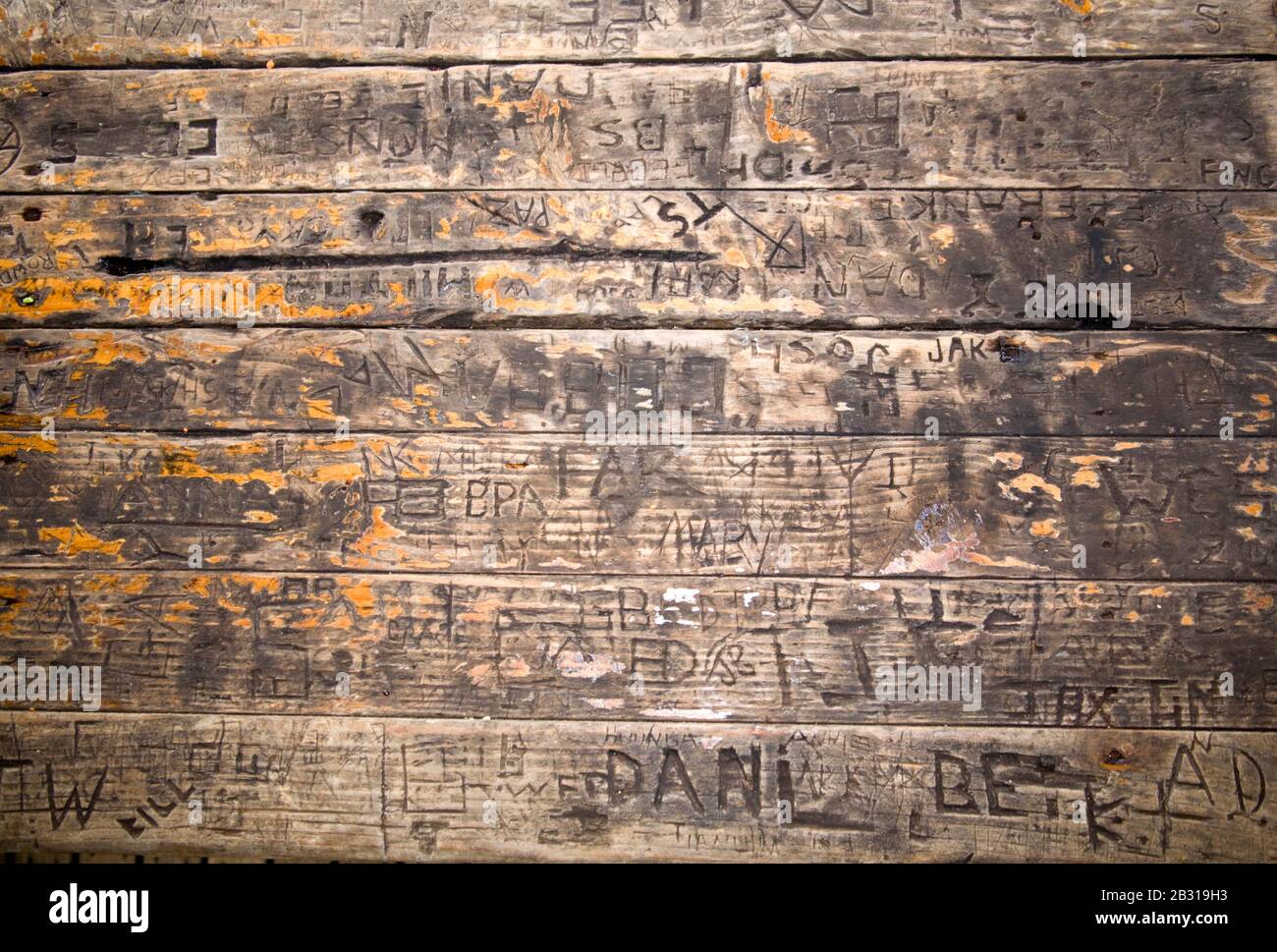 table avec écriture gravée dans elle Banque D'Images