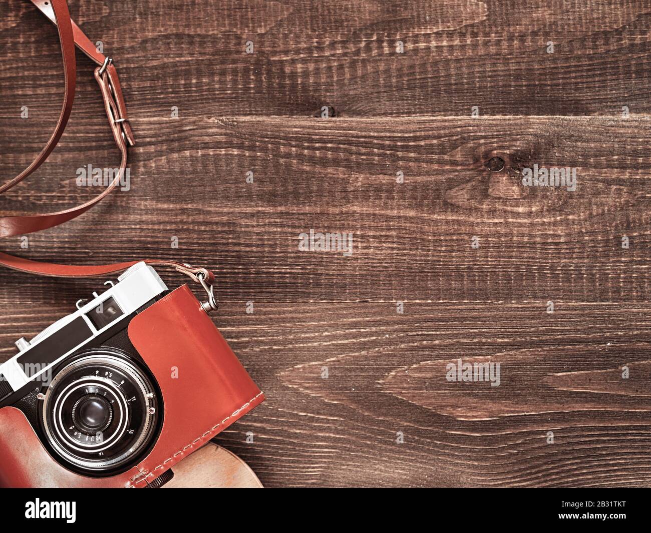 vue de dessus de l'ancienne caméra vintage sur fond de table en bois. Pose plate. Espace de copie pour le texte. Banque D'Images