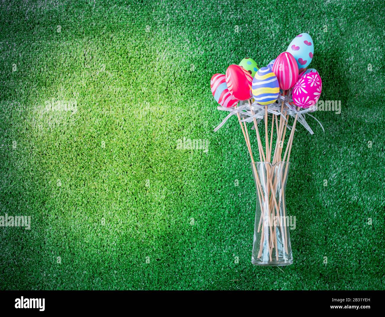 Les œufs de Pâques ont peint la décoration colorée sur fond vert d'herbe Banque D'Images
