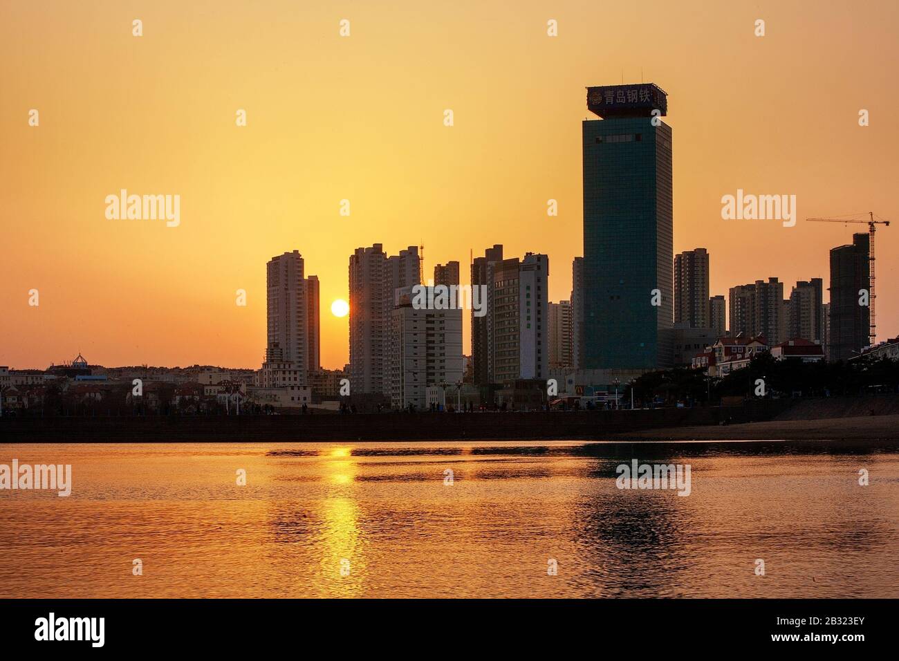 Shandong, Shandong, Chine. 4 mars 2020. Shandong, CHINE-le paysage urbain de Qingdao, province de Shandong.Cette ville de bord de mer a les vagues bleues qui déchient la mer, les mouettes qui vivent sur la mer, la plage pleine de soleil, l'architecture européenne qui porte l'histoire et la culture, le paysage est unique et beau. Crédit: Sipa Asia/Zuma Wire/Alay Live News Banque D'Images