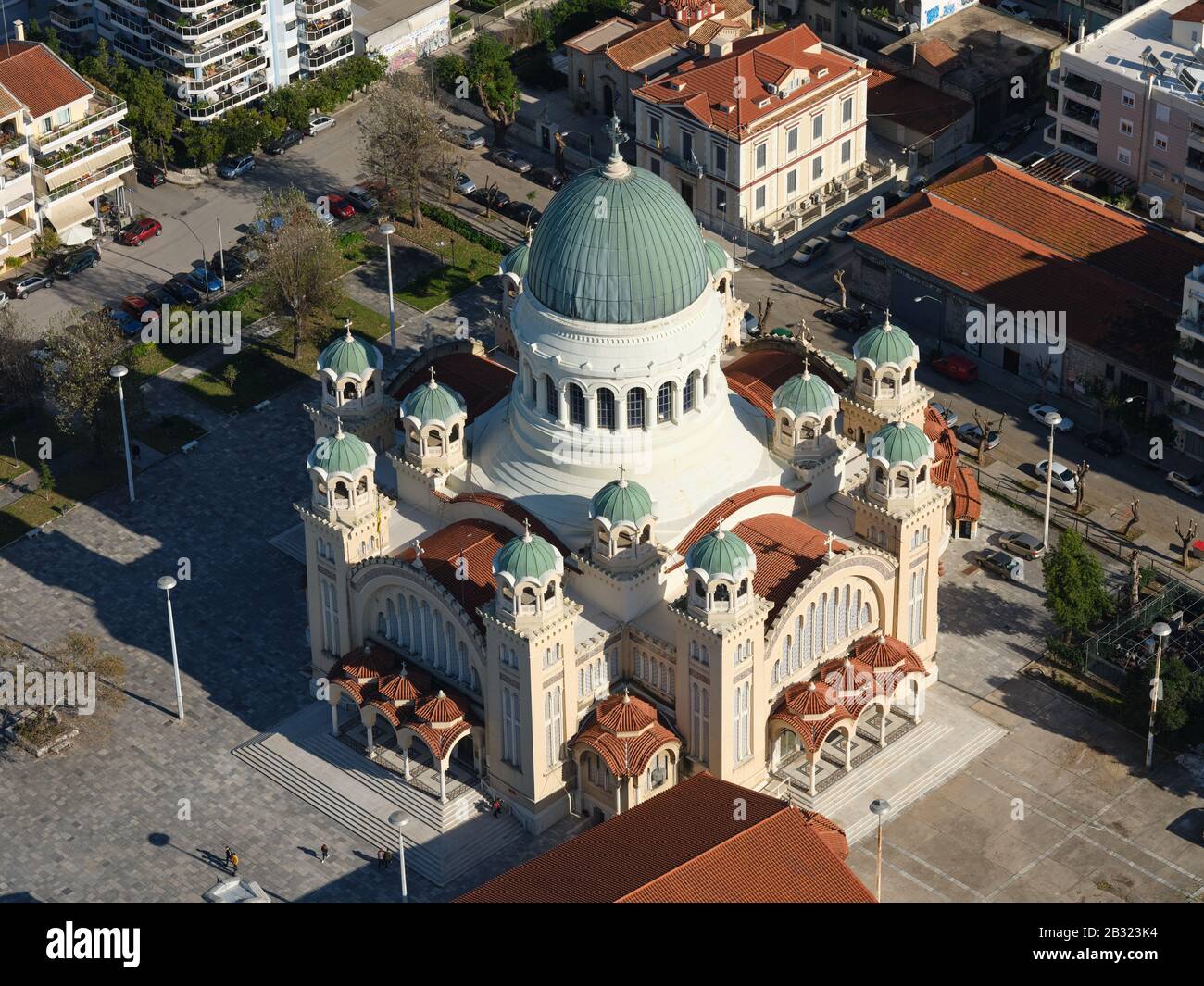 VUE AÉRIENNE.Grande cathédrale grecque orthodoxe.Cathédrale Saint-Andrew, Patras, Grèce occidentale, péninsule du Péloponnèse, Grèce. Banque D'Images