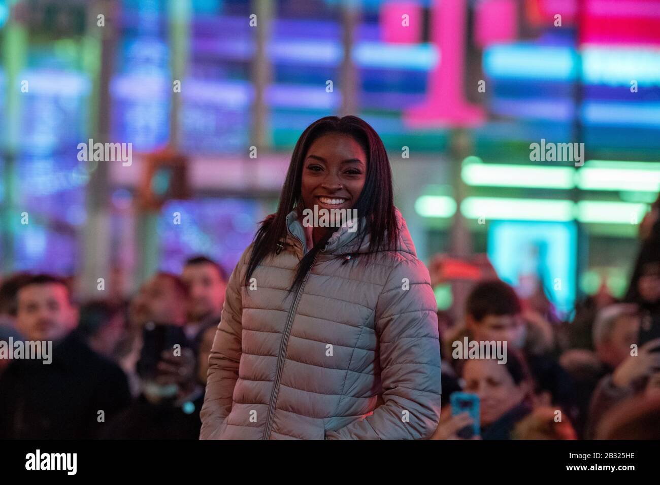 New York, États-Unis. 03ème mars 2020. Le Gymnast olympique Simone Biles apparaît à Times Square pour la campagne de beauté SK-II à New York. Crédit: Sopa Images Limited/Alay Live News Banque D'Images