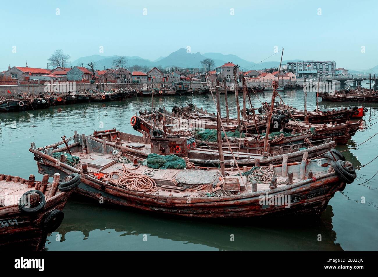 4 mars 2020, Shandong, Shandong, Chine: Shandong, CHINE-le paysage urbain de Qingdao, province de Shandong.Cette ville de bord de mer a les vagues bleues qui déchient la mer, les mouettes qui vivent sur la mer, la plage pleine de soleil, l'architecture européenne qui porte l'histoire et la culture, le paysage est unique et magnifique. (Image de crédit : © SIPA Asia via ZUMA Wire) Banque D'Images