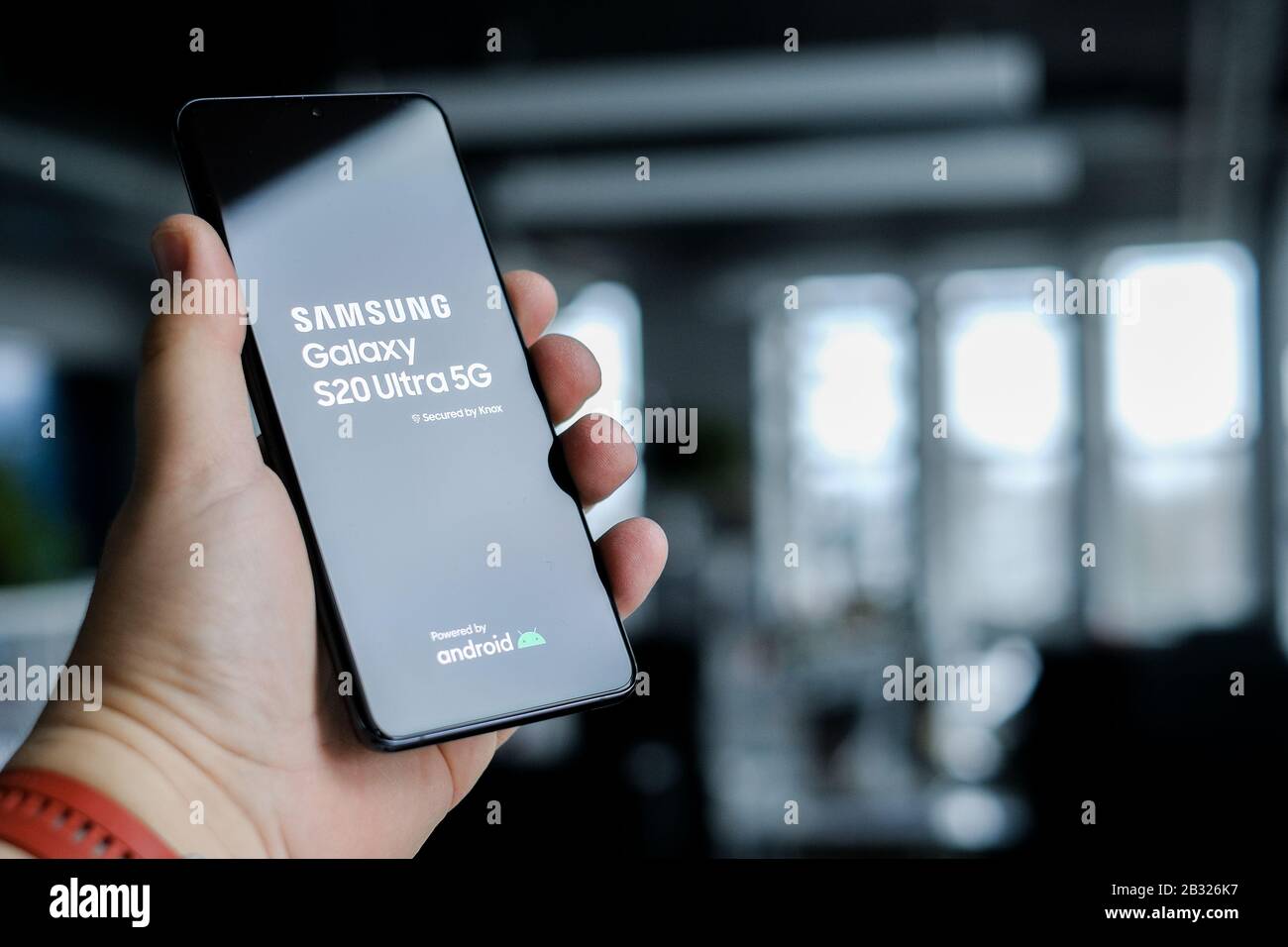 Riga, LETTONIE, 1er MARS 2020 - le nouveau smartphone Samsung Galaxy S 20 Ultra est présenté à des fins éditoriales. Banque D'Images