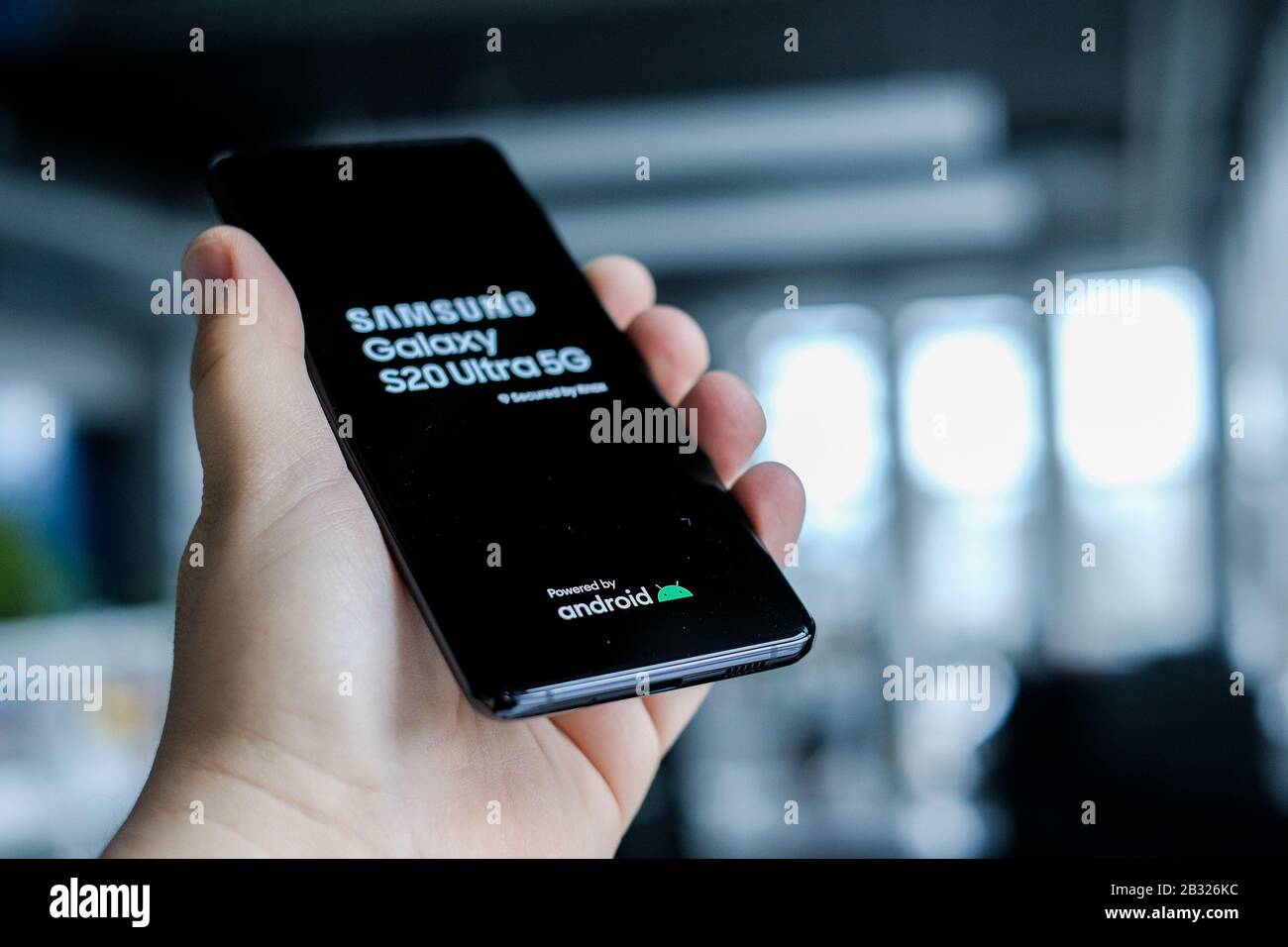 Riga, LETTONIE, 1er MARS 2020 - le nouveau smartphone Samsung Galaxy S 20 Ultra avec logo Android est affiché à des fins éditoriales. Banque D'Images