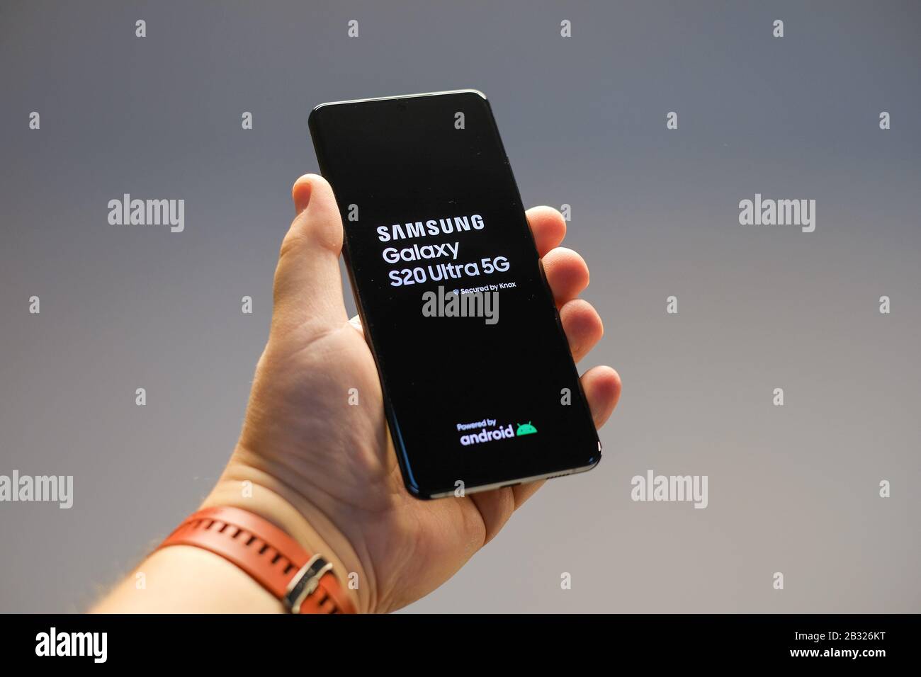 Riga, LETTONIE, 1er MARS 2020 - le nouveau smartphone Samsung Galaxy S 20 Ultra est présenté à des fins éditoriales. Banque D'Images