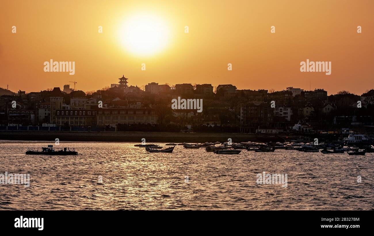 4 mars 2020, Shandong, Shandong, Chine: Shandong, CHINE-le paysage urbain de Qingdao, province de Shandong.Cette ville de bord de mer a les vagues bleues qui déchient la mer, les mouettes qui vivent sur la mer, la plage pleine de soleil, l'architecture européenne qui porte l'histoire et la culture, le paysage est unique et magnifique. (Image de crédit : © SIPA Asia via ZUMA Wire) Banque D'Images