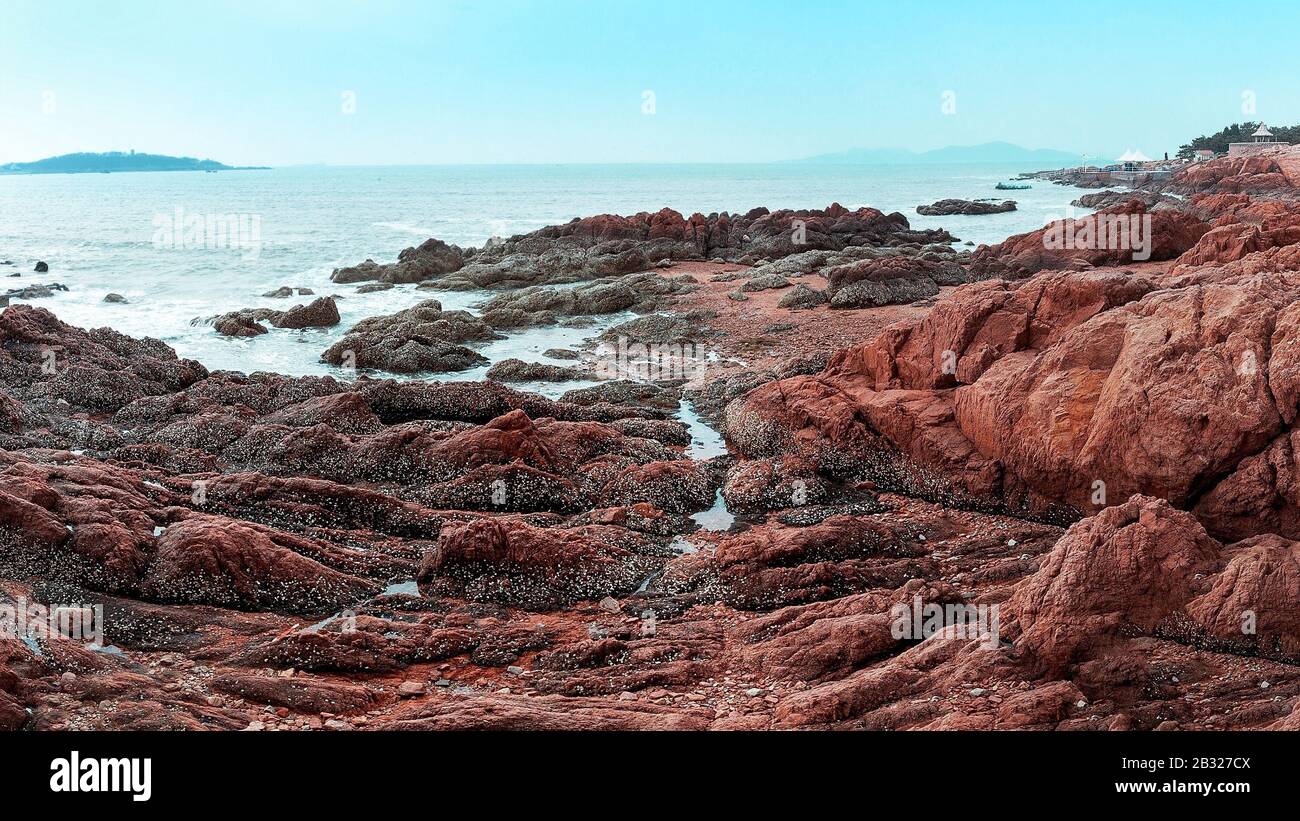 4 mars 2020, Shandong, Shandong, Chine: Shandong, CHINE-le paysage urbain de Qingdao, province de Shandong.Cette ville de bord de mer a les vagues bleues qui déchient la mer, les mouettes qui vivent sur la mer, la plage pleine de soleil, l'architecture européenne qui porte l'histoire et la culture, le paysage est unique et magnifique. (Image de crédit : © SIPA Asia via ZUMA Wire) Banque D'Images