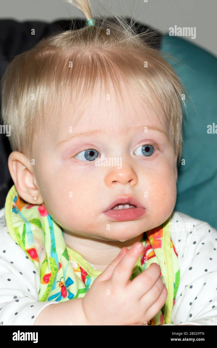 Dentition De Bébé : Jolie Fille Montre Les Premières Dents, Bébé Avec Les Yeux Bleu Vif Banque D'Images