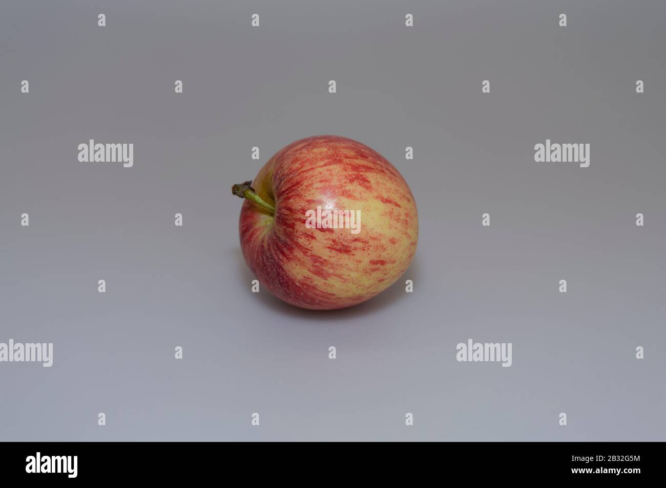 Apple un des fruits importants et bénéfiques pour la nourriture humaine. C'est un fruit du pommier et est l'un des plus cultivés au monde. Banque D'Images