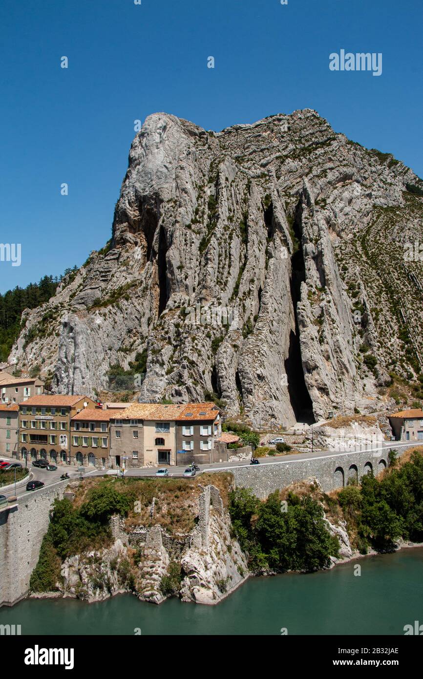 Rocher de la Baume, un célèbre site touristique de Sisteron, Alpes-de-haute-Provence, Sud de la France Banque D'Images