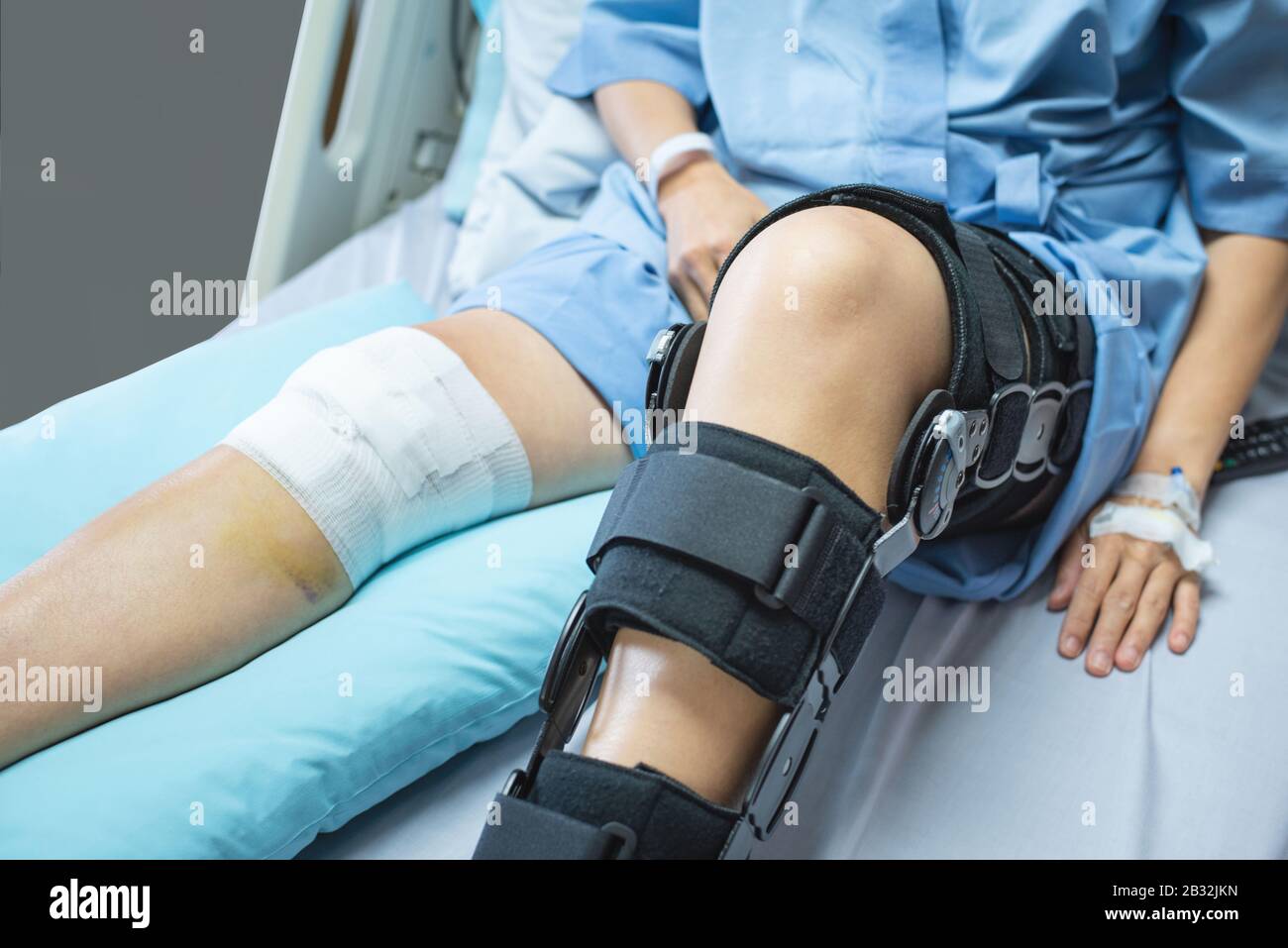 Patient asiatique avec bandage compression genou soutien blessure sur le  lit dans l'hôpital de soins infirmiers.soins de santé et soutien médical  Photo Stock - Alamy