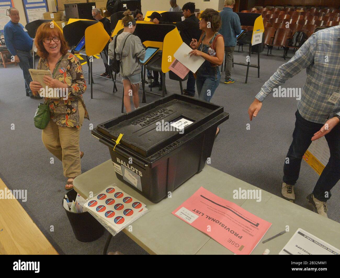 Los Angeles, États-Unis. 04 mars 2020. Les électeurs ont voté en L.A. County, à l'Allesandro School Auditorium dans la région de Silver Lake à Los Angeles, le mardi 3 mars 2020. Des millions de résidents du comté de Los Angeles ont utilisé de nouvelles machines à voter, la première refonte en gros du système de vote du comté en plus de 50 ans. Photo de Jim Ruymen/UPI crédit: UPI/Alay Live News Banque D'Images