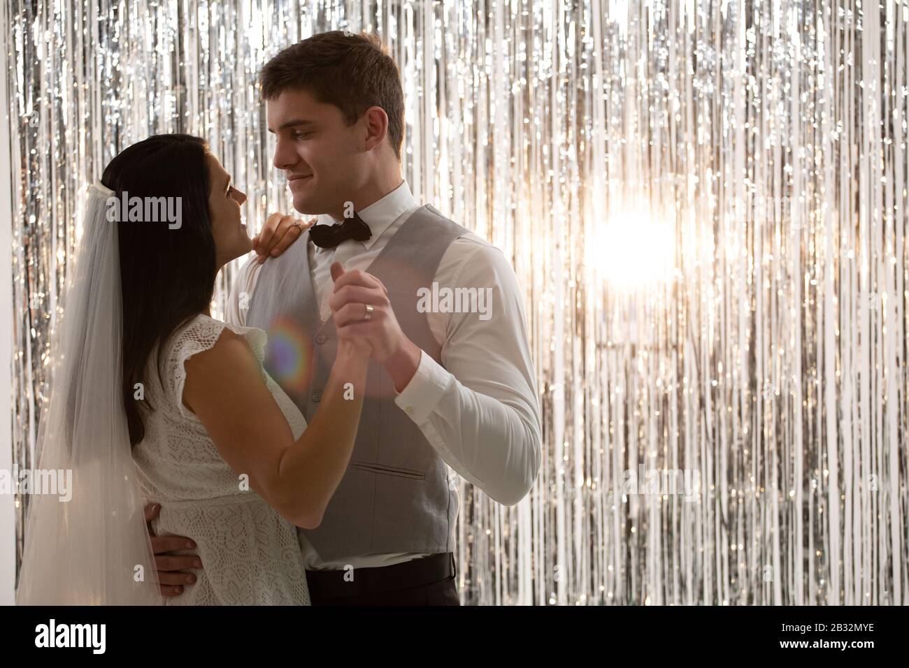 Couple dansant le jour de leur mariage Banque D'Images