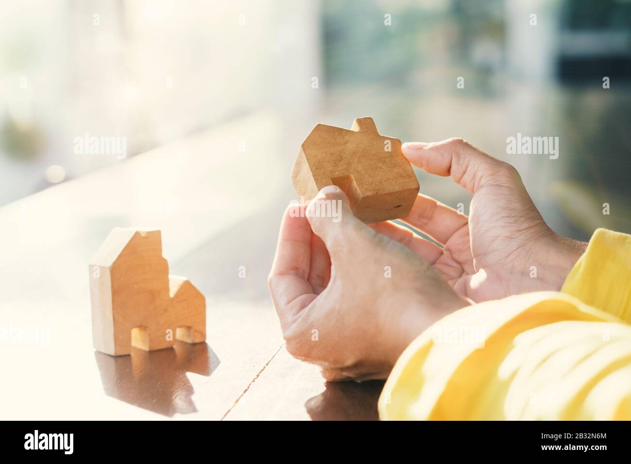 Les clients immobiliers choisissent les modèles de maison pour décider des décisions d'achat. L'acheteur et le vendeur offre un prêt pour construire une maison. Offre d'agent de vie familiale Banque D'Images