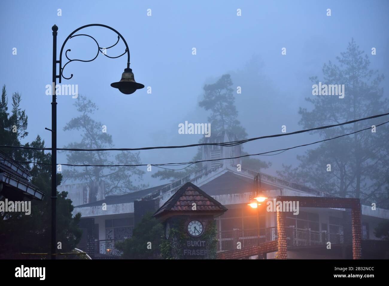Fraser Hill ville haute dans la brume du matin. Malaisie Banque D'Images