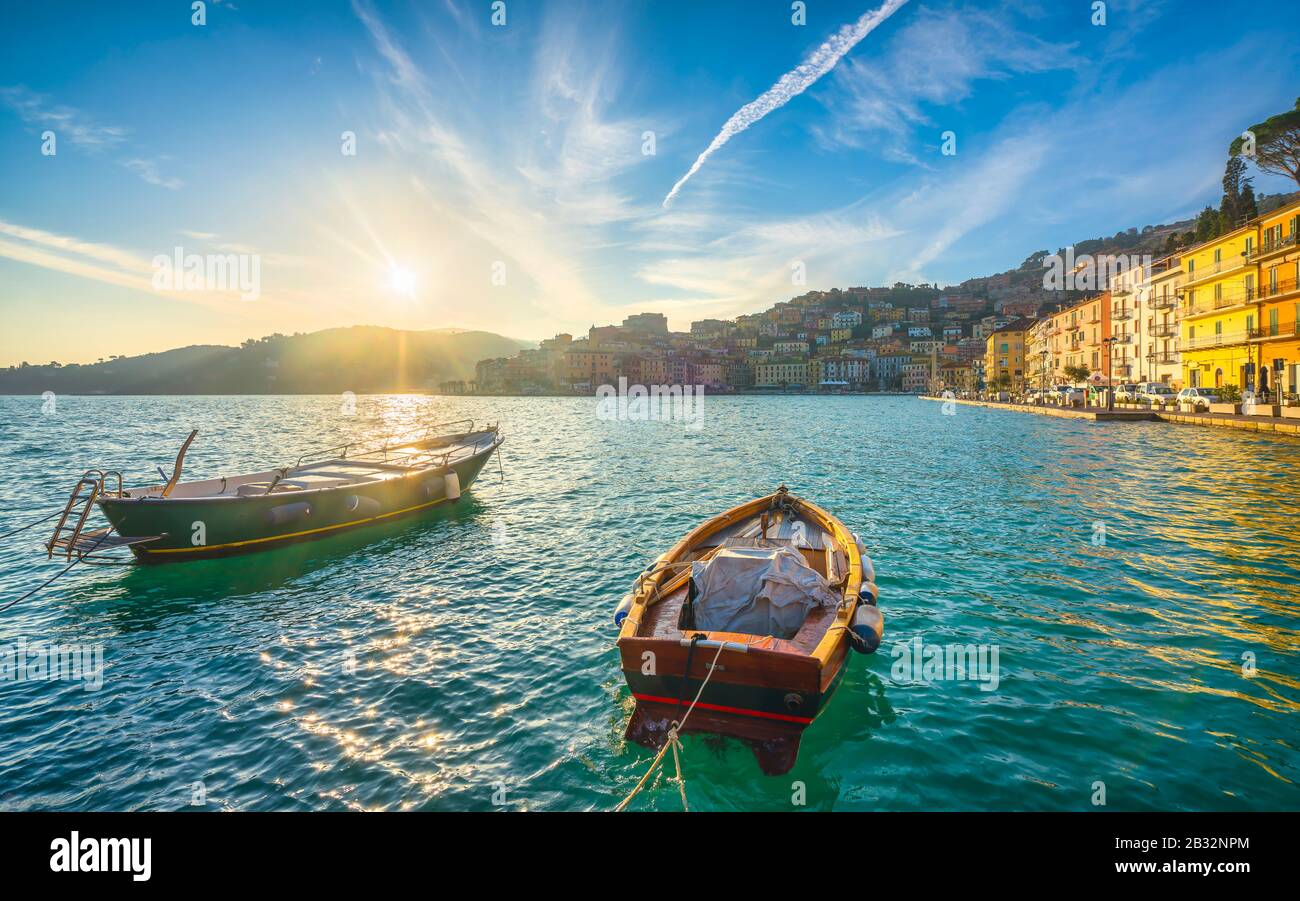 Les petits bateaux en bois à Porto Santo Stefano, au lever du soleil en bord de mer, destination de voyage italien. Monte Argentario, Toscane, Italie. Banque D'Images