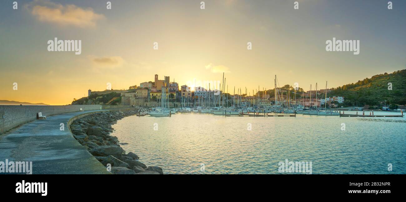 La ville de Talamone et la marina depuis l'embarcadère au coucher du soleil. Destination italienne de voyage en Maremme. Grosseto, Toscane, Italie. Banque D'Images
