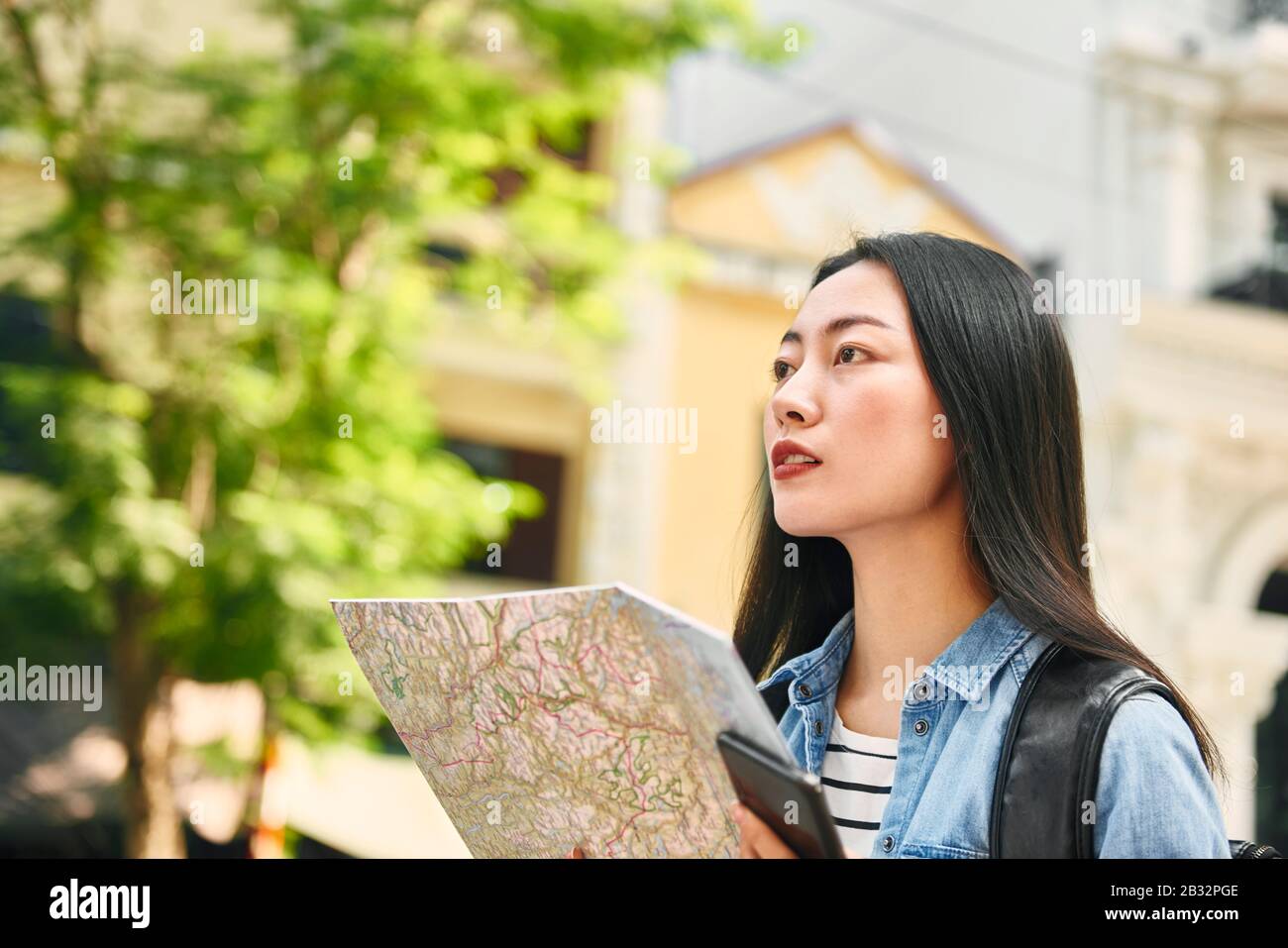 Vietnamienne à la recherche de sa destination Banque D'Images