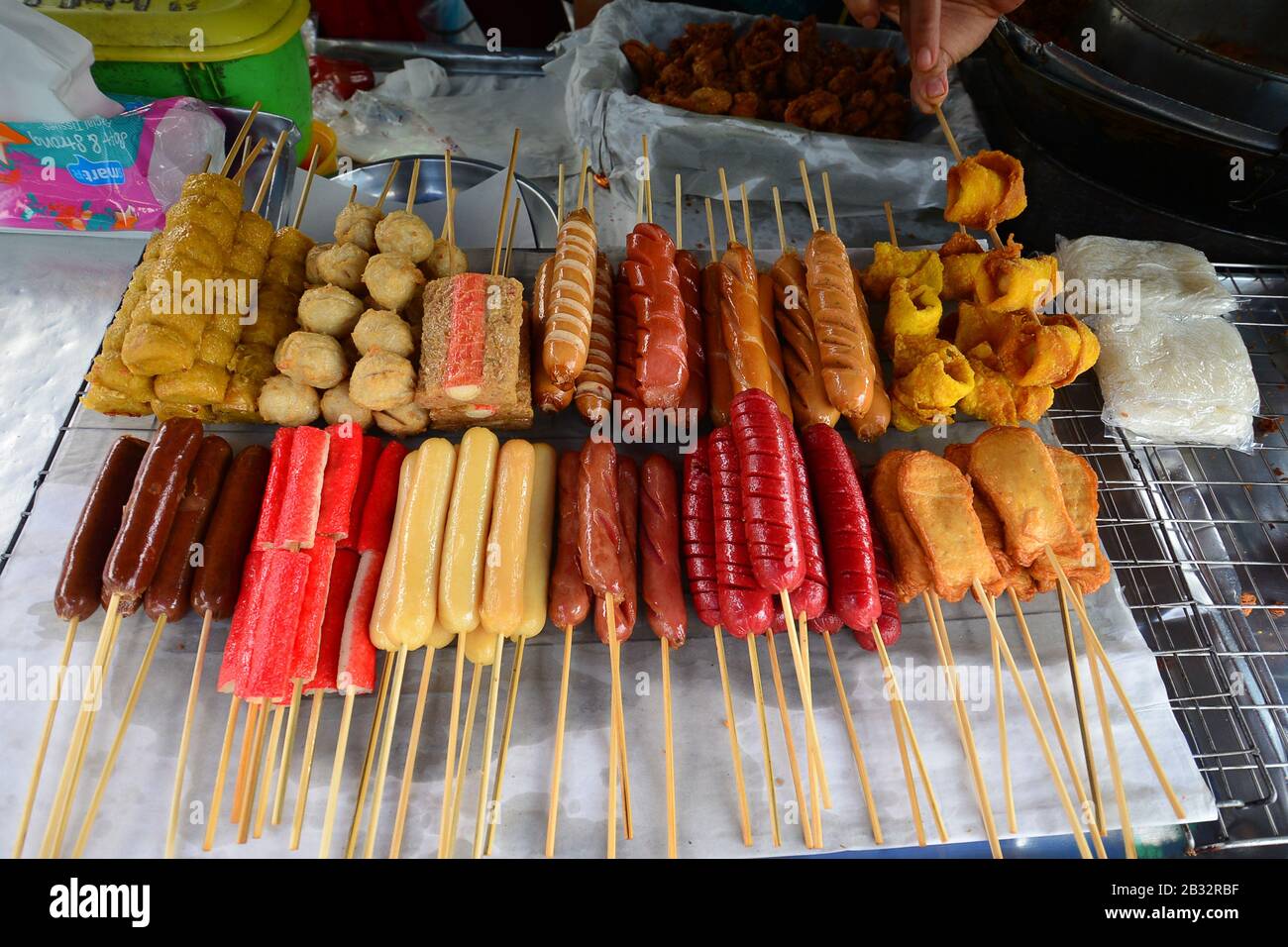 Aliments grillés avec bâtonnets. Cuisine de rue de style thaïlandais. Thaïlande Banque D'Images
