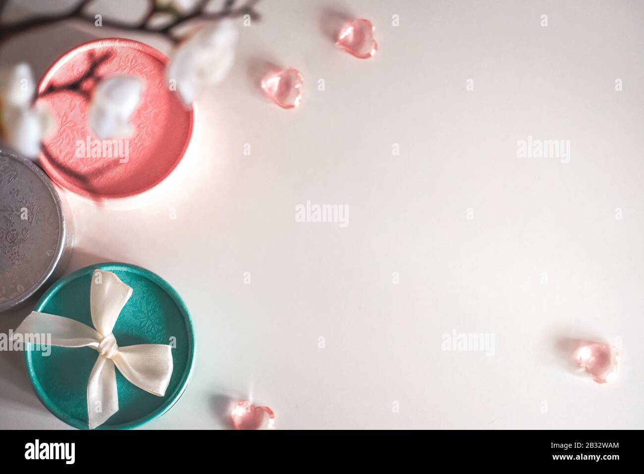 Ensemble de boîtes cadeaux dans des tons pastel avec des fleurs délicates. Présent pour la Journée de la mère et la Journée internationale de la femme Banque D'Images