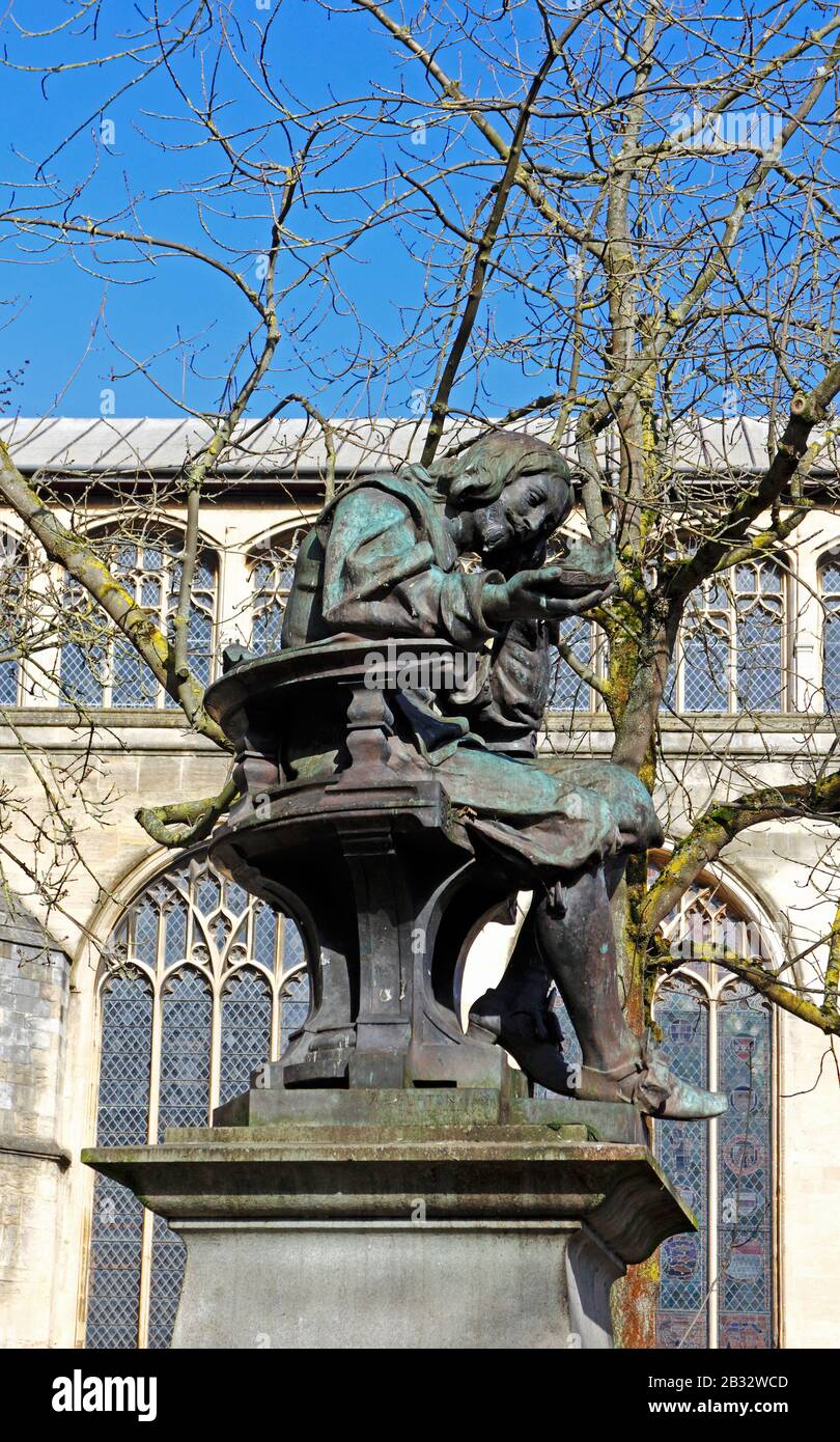 Vue sur la statue de Sir Thomas Browne érigée à Hay Hill en 1905 à Norwich, Norfolk, Angleterre, Royaume-Uni, Europe. Banque D'Images