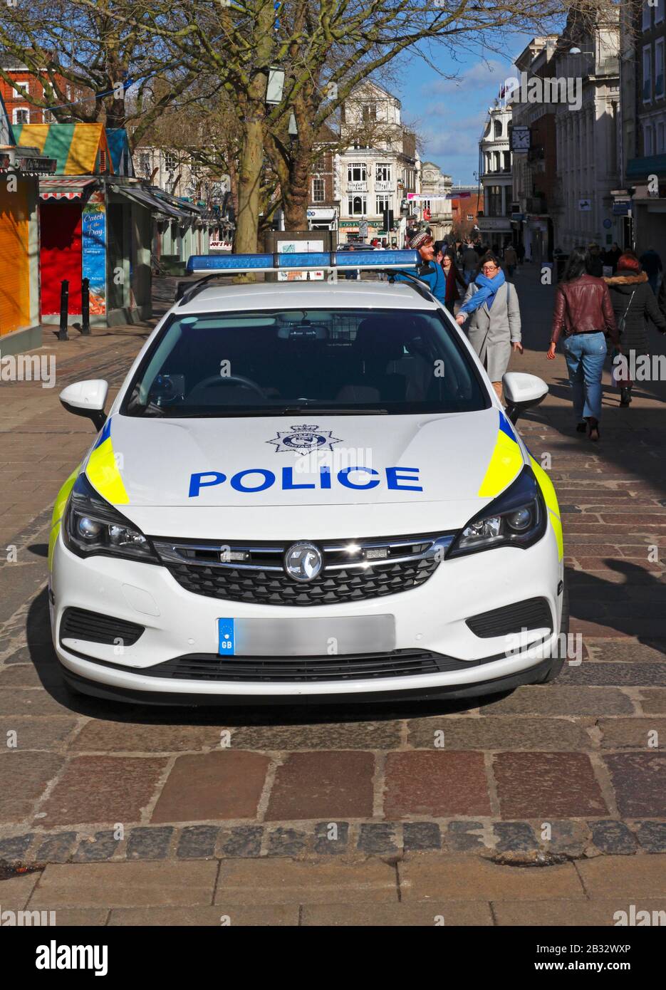 Vue sur une voiture de police garée dans le centre-ville de Norwich à Norwich, Norfolk, Angleterre, Royaume-Uni, Europe. Banque D'Images