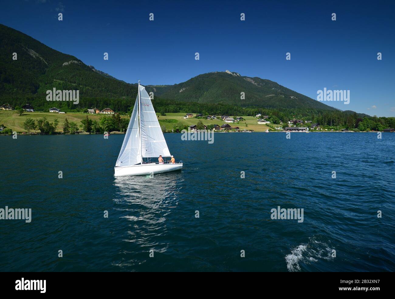 Voilier sur le lac Wolfgangsee. Salzkammergut, Autriche Banque D'Images