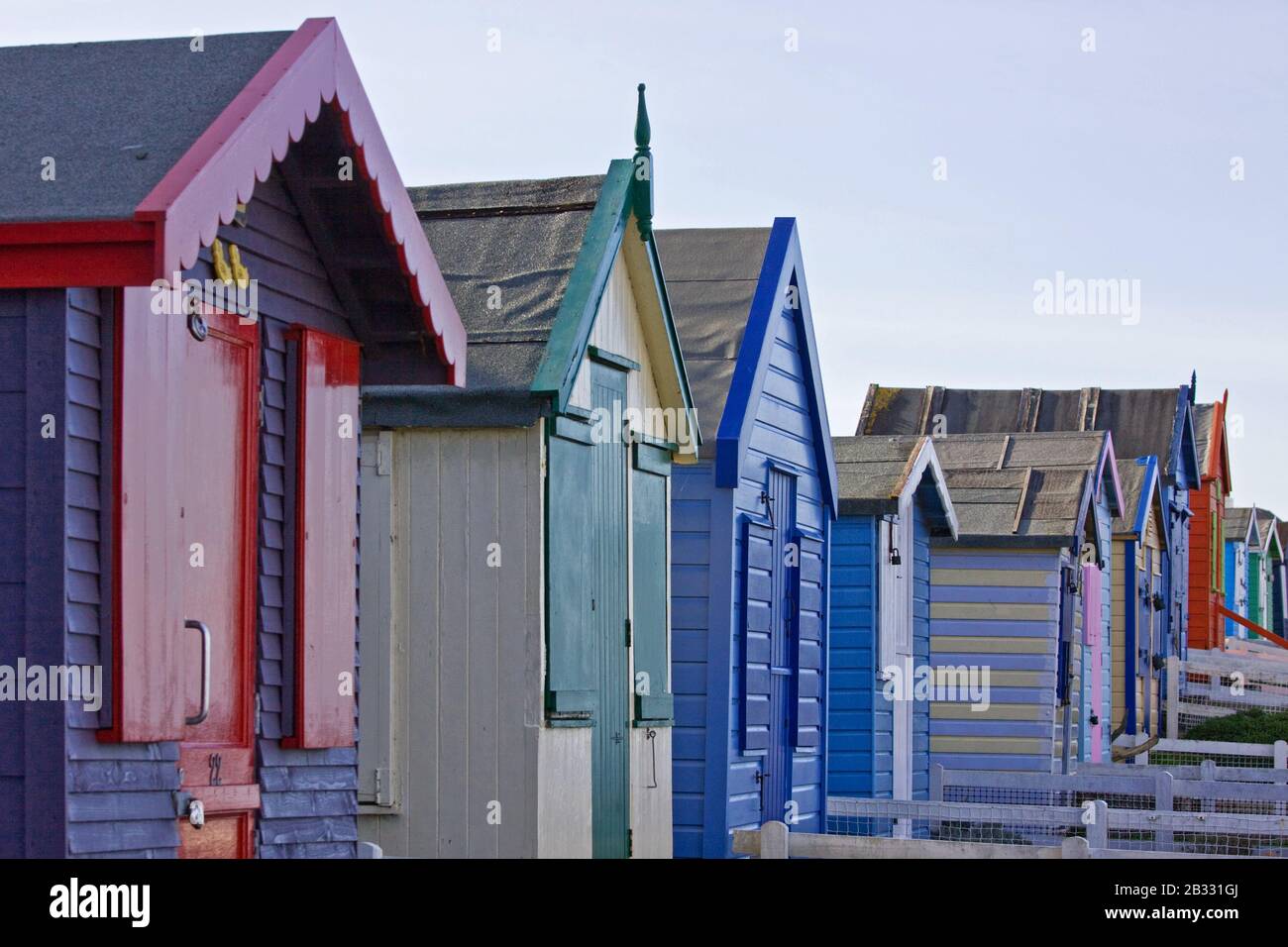 Ligne de Chalets de vacances Shrtbed en hiver sur la côte anglaise Banque D'Images