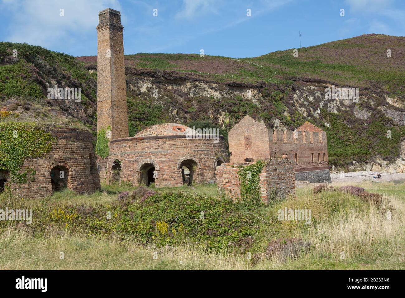 La brique abandonnée travaille à Porth Wen sur l'île d'Anglesey, au Pays de Galles Banque D'Images